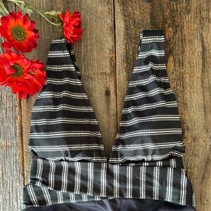 Clean Water Striped Black and White V-Neck One-Piece Swimsuit Size Large